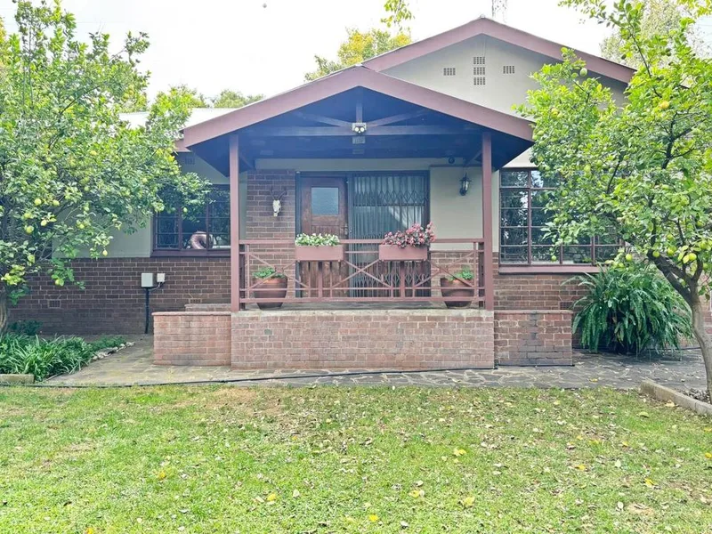 3 Bedroom House for sale in Bayswater