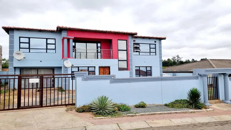 8 Bedroom House for sale in Southernwood