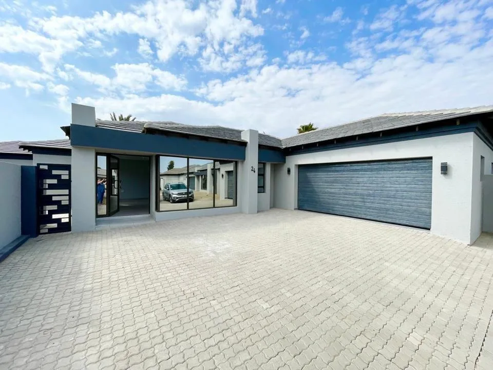 4 Bedroom Townhouse for sale in Suidheuwel