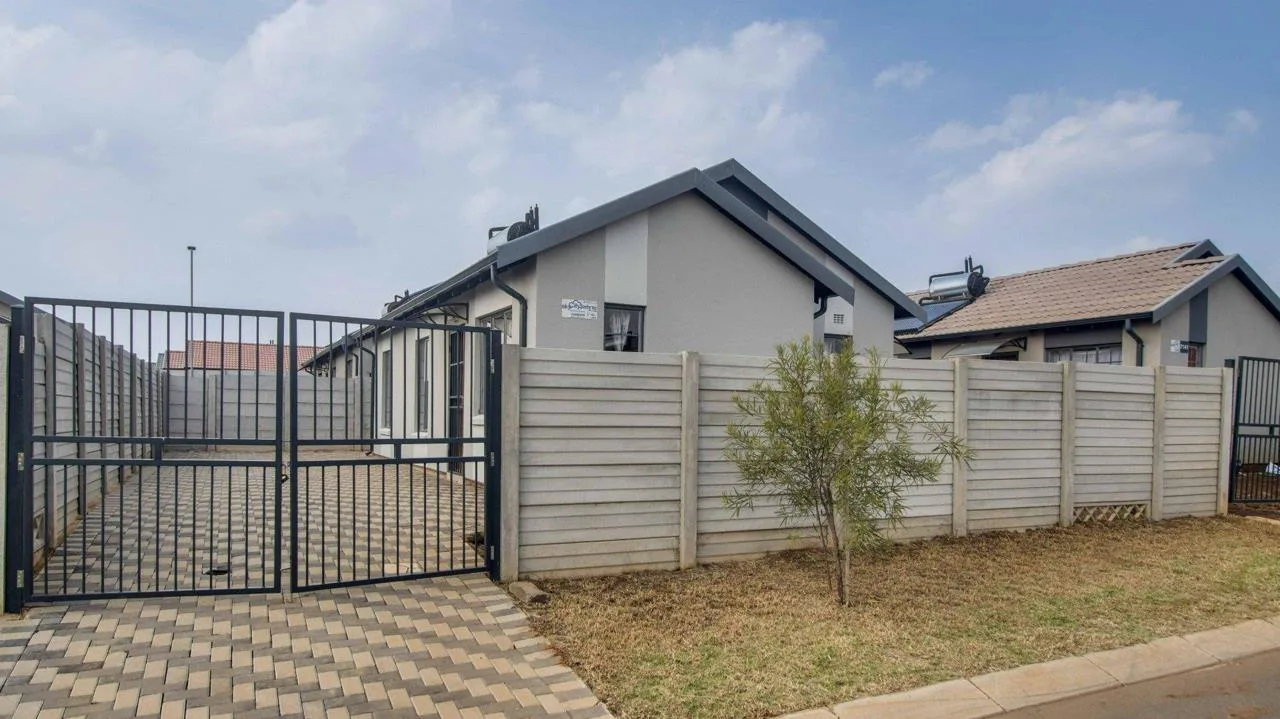3 Bedroom House for sale in Sky City