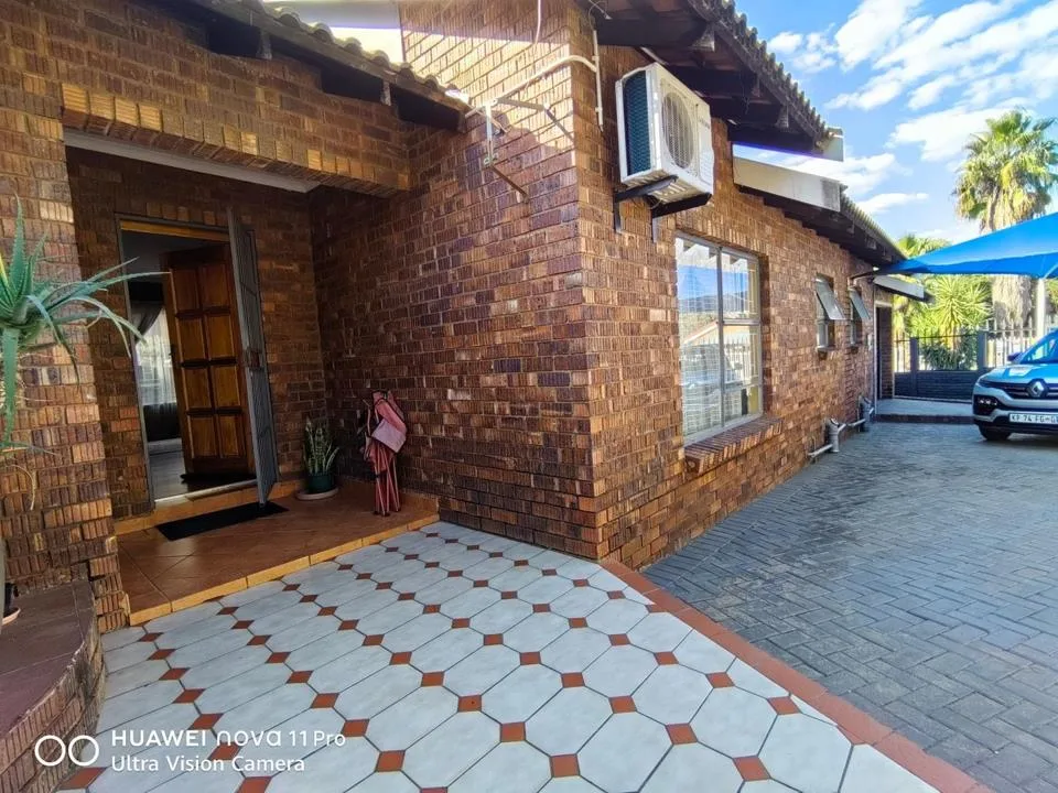 3 Bedroom House for sale in Geelhoutpark