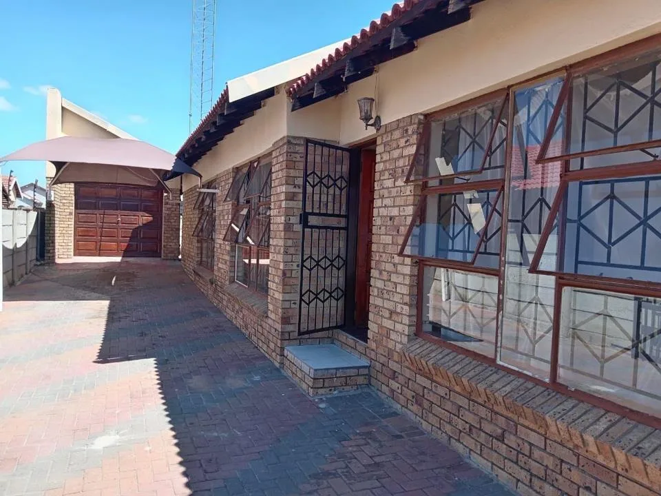 3 Bedroom House for sale in Emdo Park