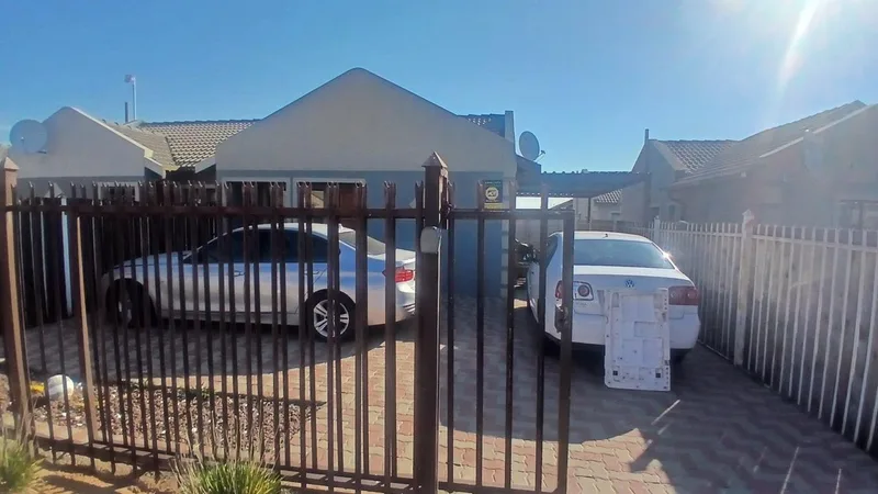2 Bedroom House for sale in Mandela View