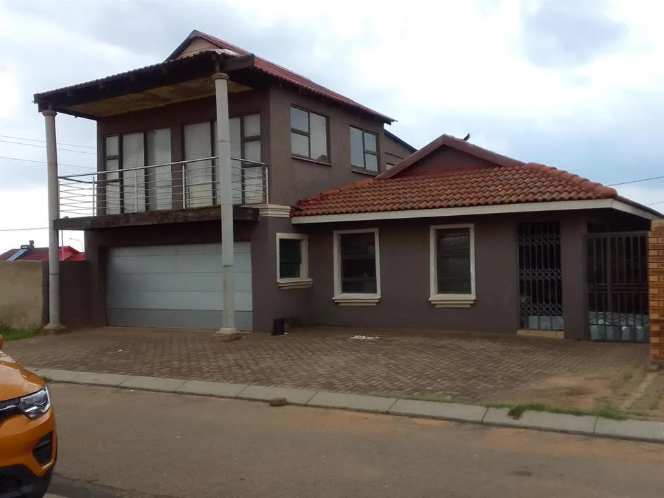 5 Bedroom House for sale in Protea Glen