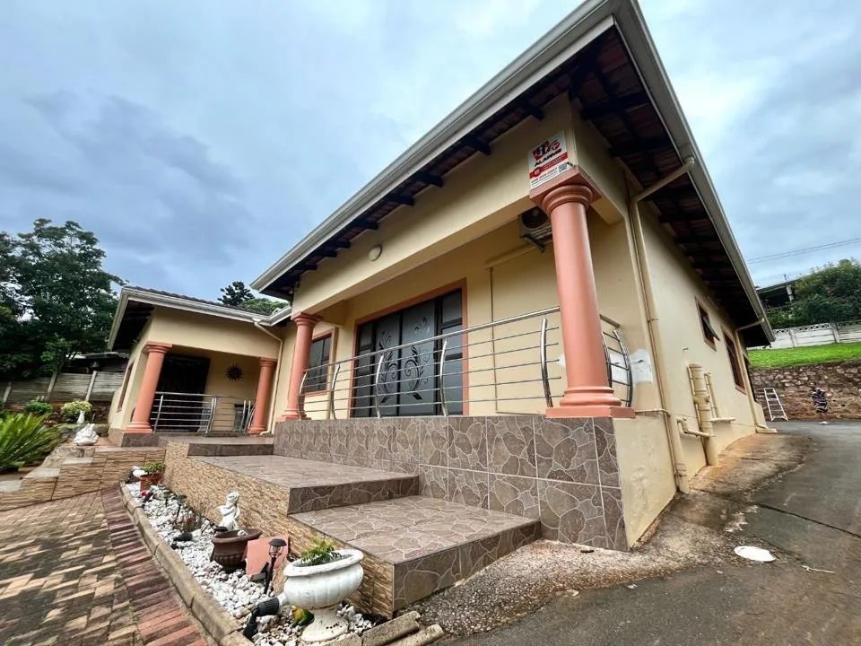 4 Bedroom House for sale in Amanzimtoti