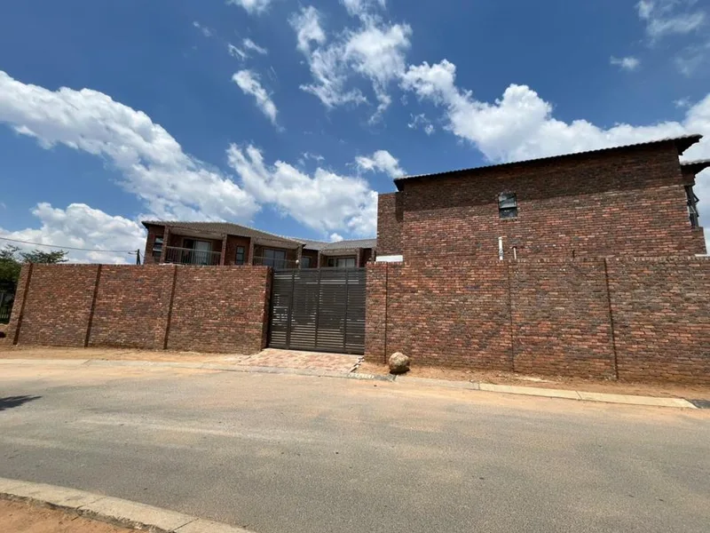 18 Bedroom House for sale in Cosmo City