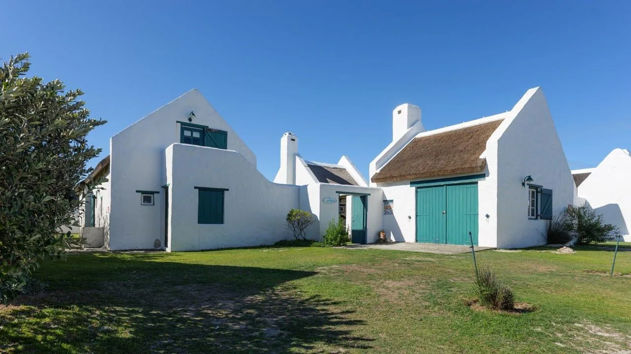 4 Bedroom House for sale in Struisbaai