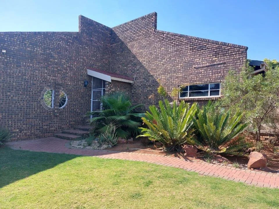 4 Bedroom House for sale in Aerorand