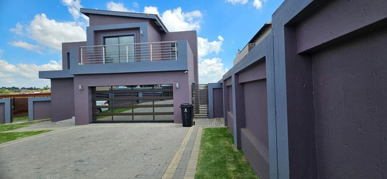 3 Bedroom House for sale in Helderwyk
