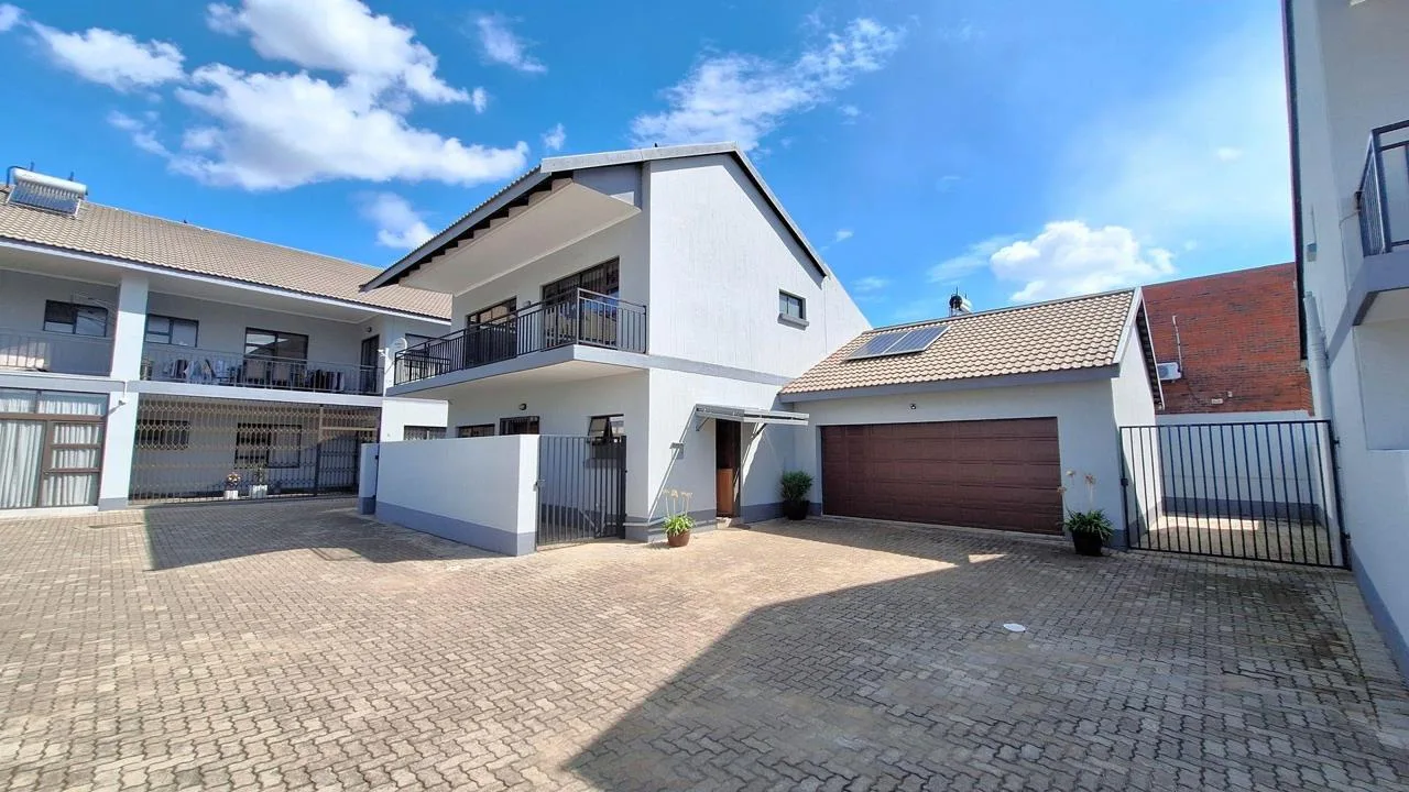 3 Bedroom Townhouse for sale in Roodia