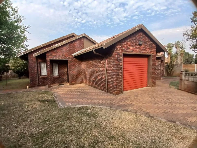 3 Bedroom House for sale in Geelhoutpark
