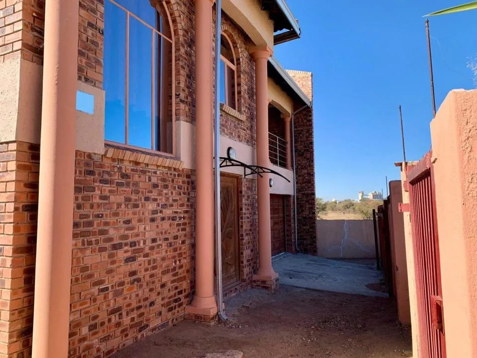 4 Bedroom House for sale in Emdo Park