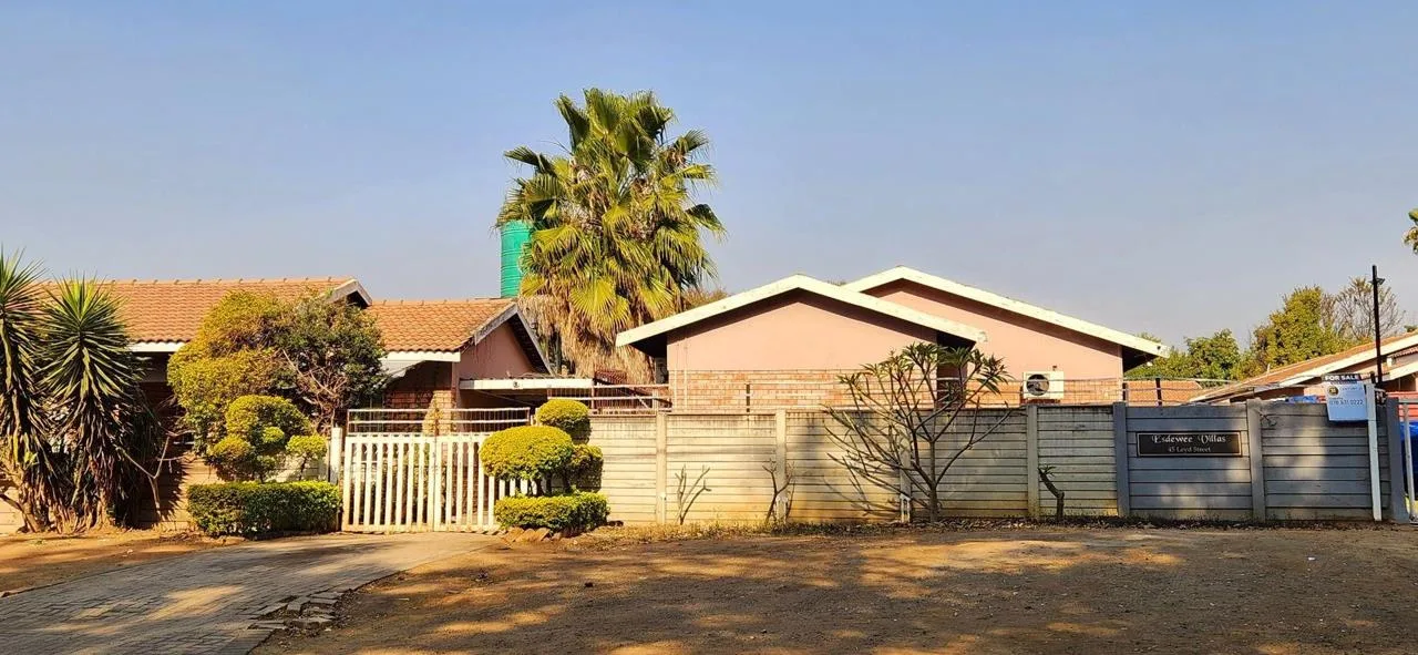 2 Bedroom Townhouse for sale in Oos Einde