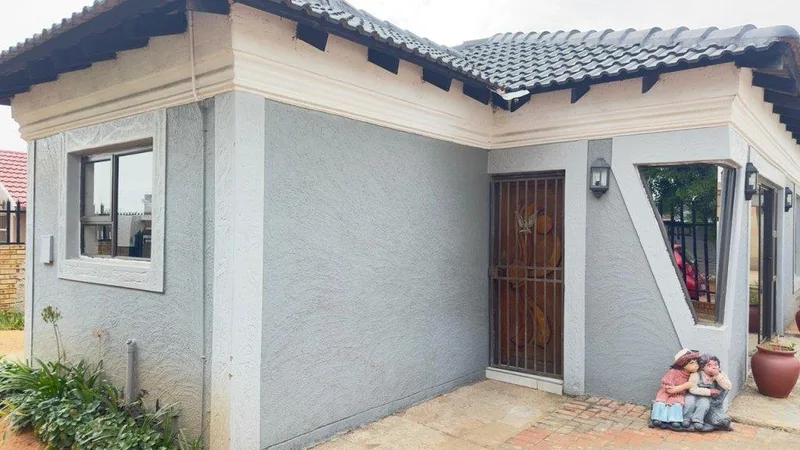 3 Bedroom House for sale in Delmore Park