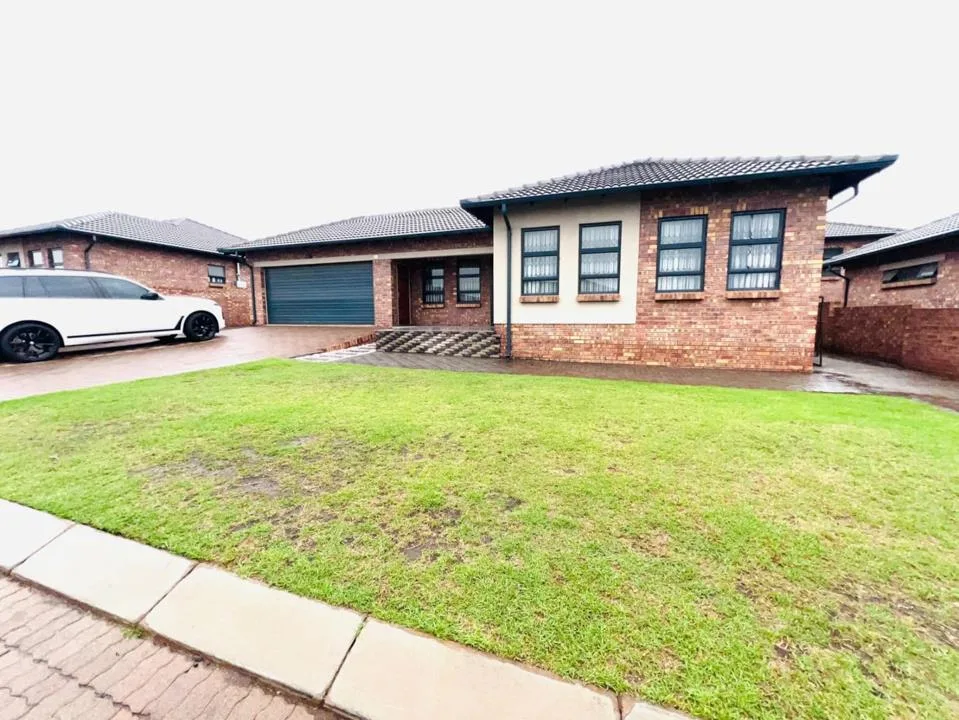 4 Bedroom House for sale in Die Heuwel