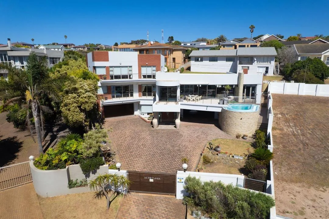 4 Bedroom House for sale in Wavecrest