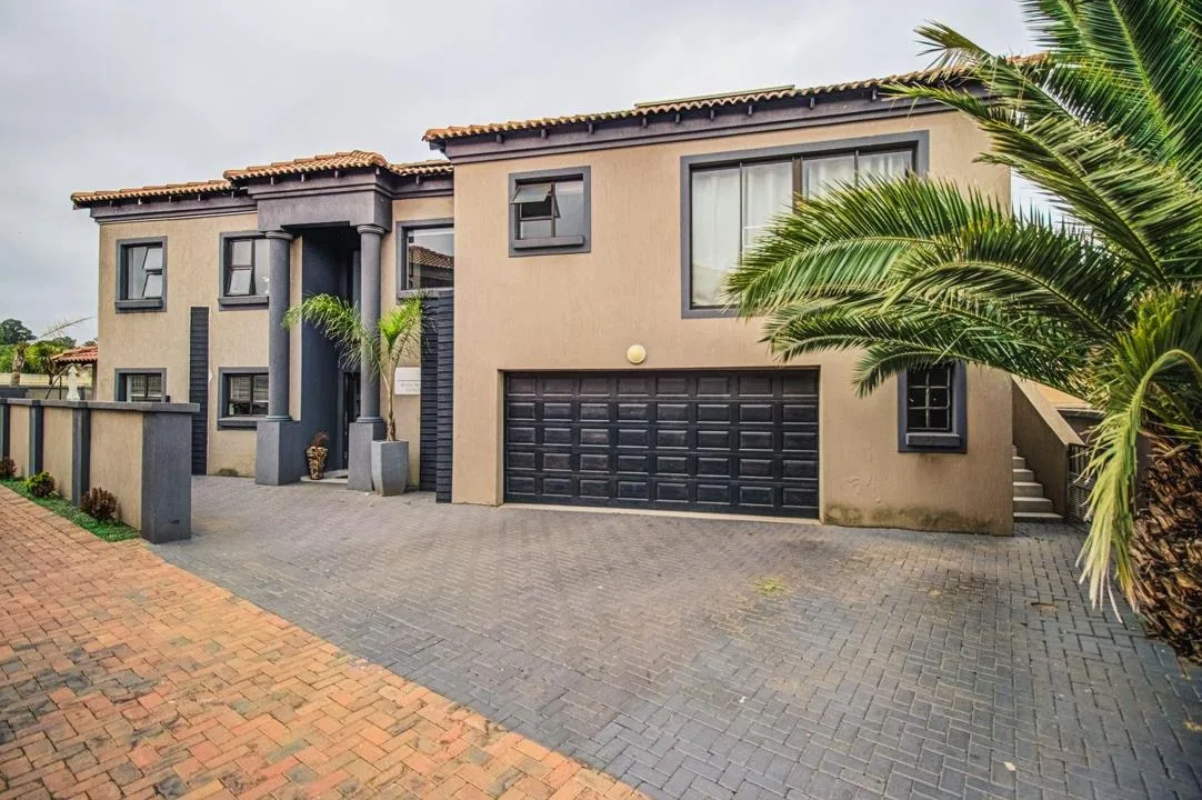 3 Bedroom House for sale in Glen Marais