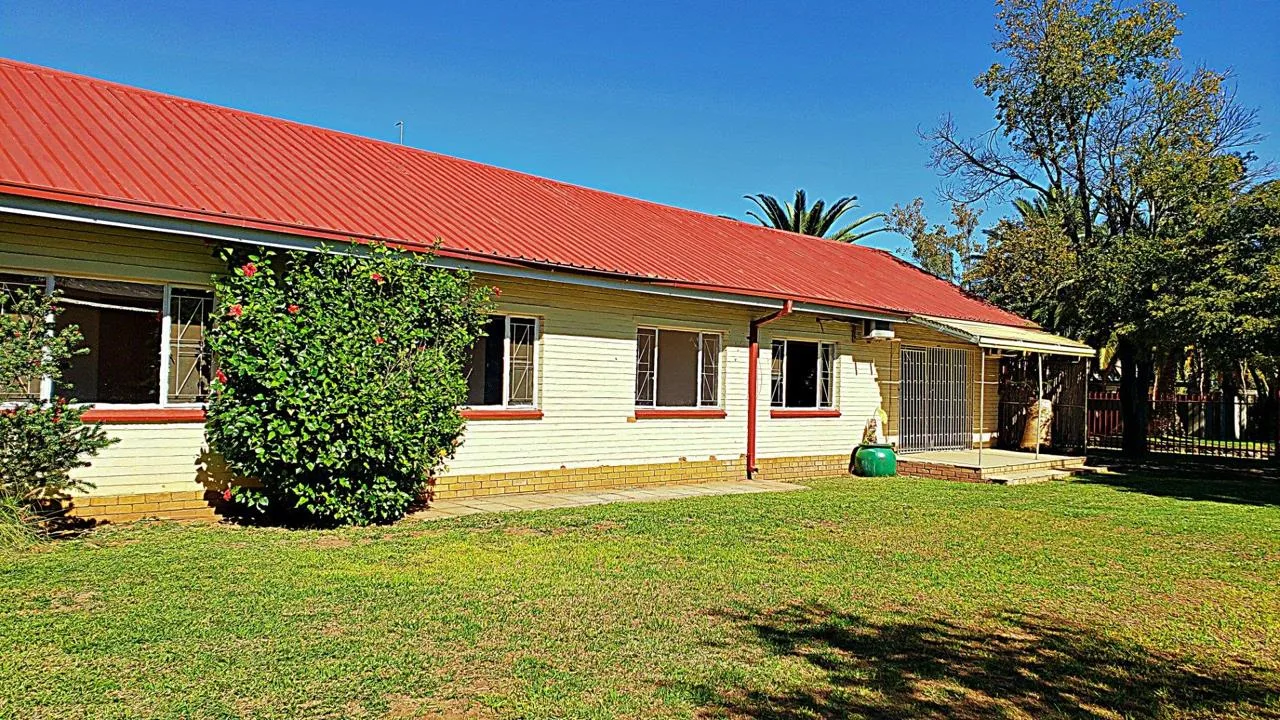 3 Bedroom House for sale in Jan Kempdorp