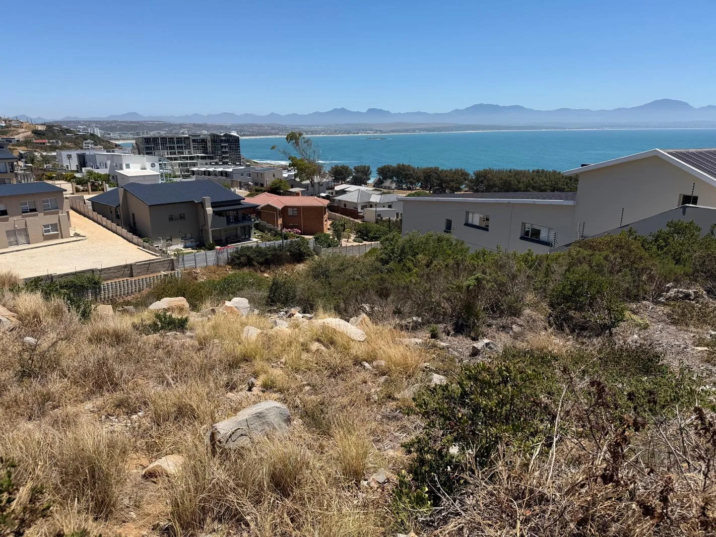 908 m² Land available in De Bakke