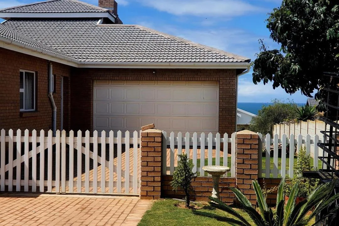 3 Bedroom House for sale in Boggomsbaai