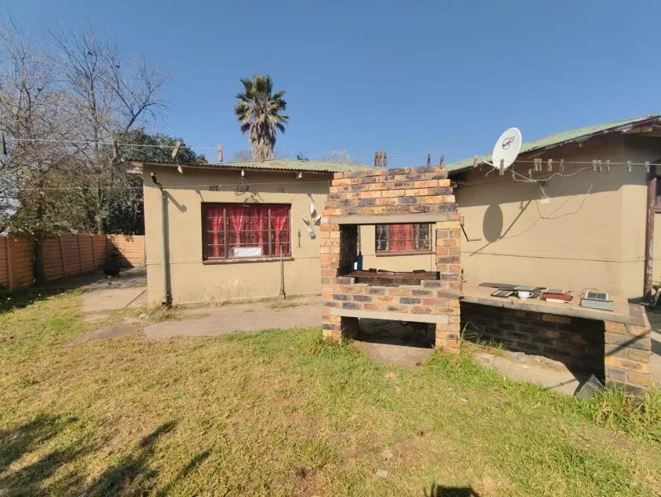 5 Bedroom House for sale in Grootvlei