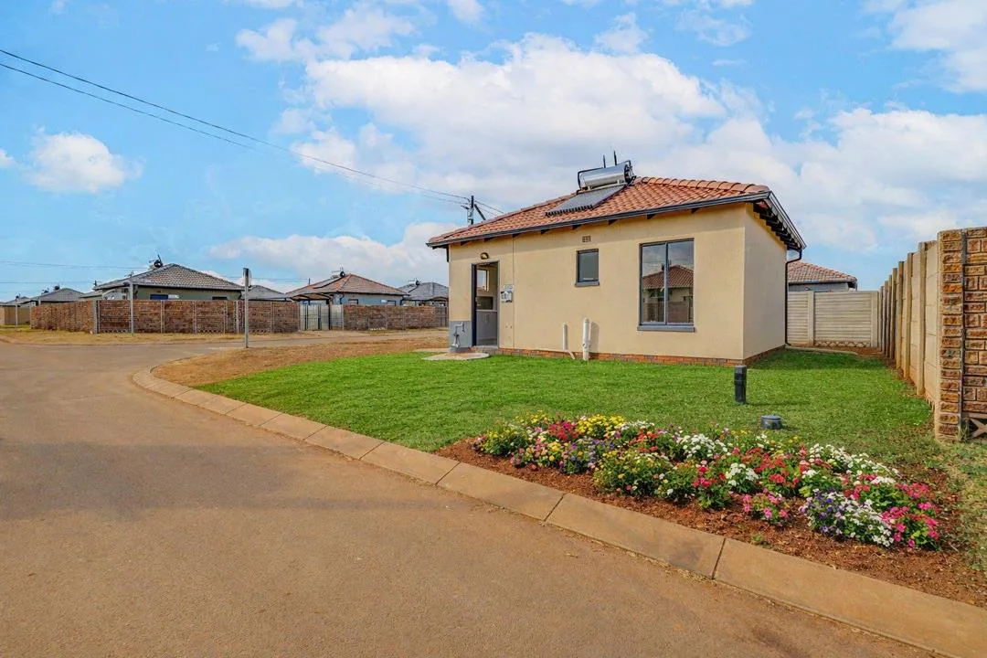 2 Bedroom House for sale in Protea Glen