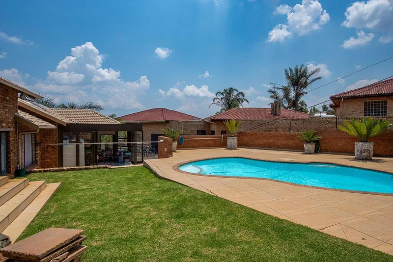 4 Bedroom House for sale in Bassonia