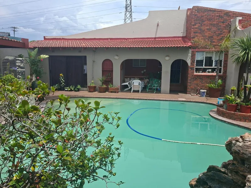 2 Bedroom Garden Cottage in Evans Park