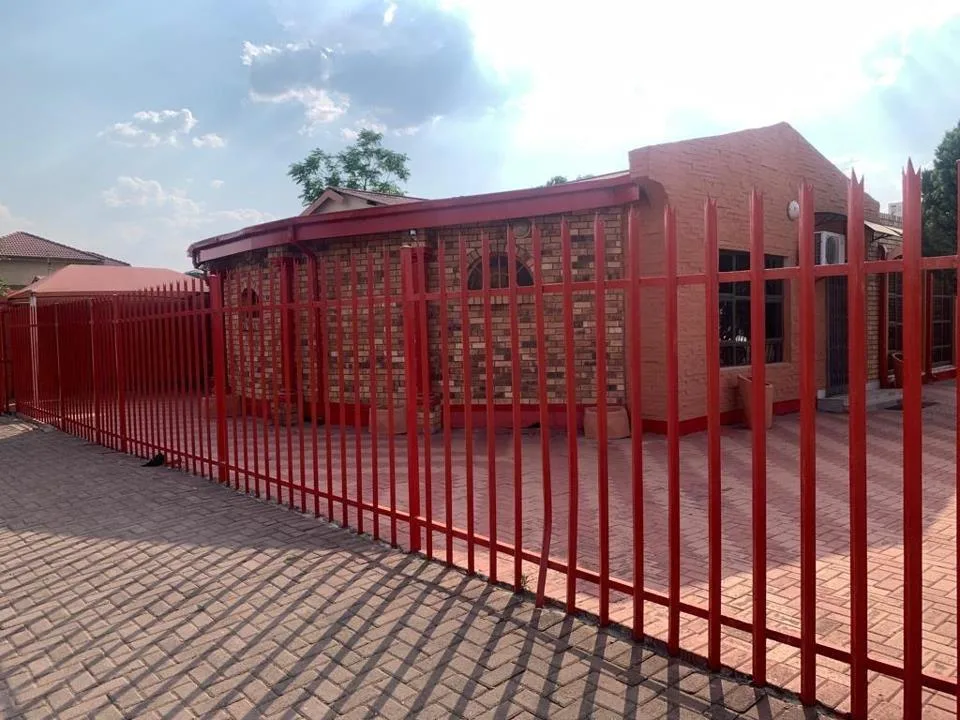 3 Bedroom House for sale in Karlienpark