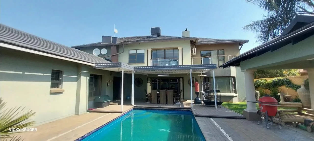 4 Bedroom House for sale in Roylglen Gardens