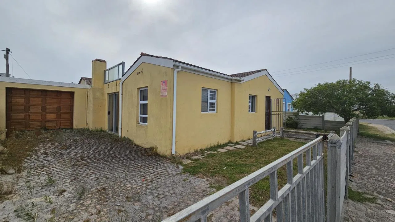 5 Bedroom House for sale in Struisbaai