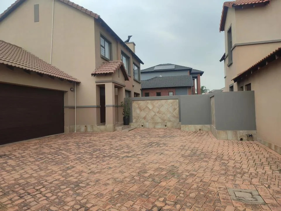 3 Bedroom Townhouse for sale in Thatchfield Close