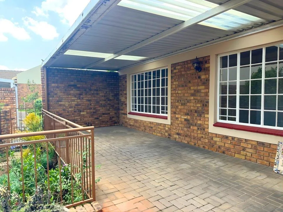 3 Bedroom Townhouse for sale in Wilgeheuwel