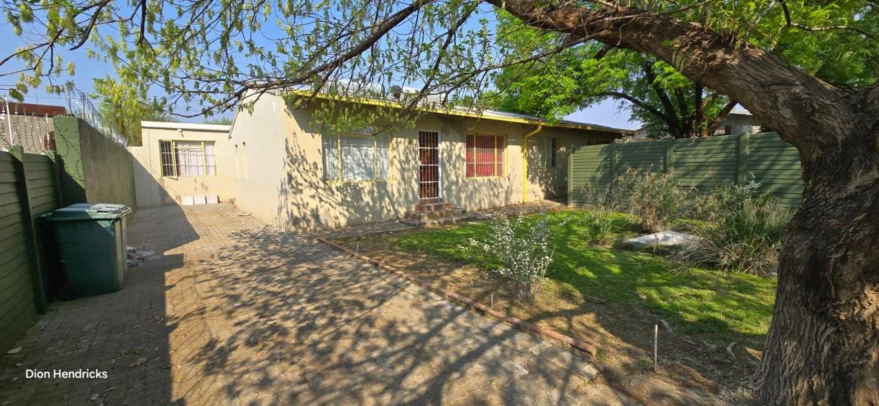 10 Bedroom House for sale in Brandwag