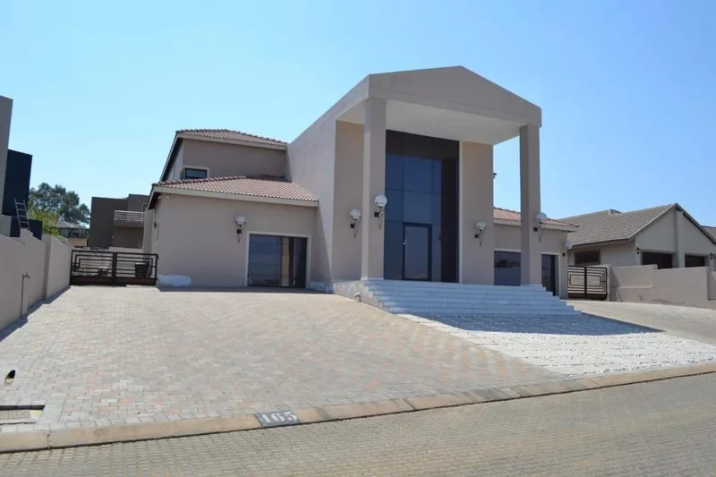 5 Bedroom House in Maroeladal