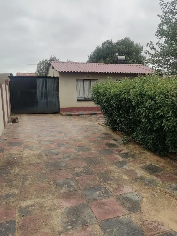 2 Bedroom House for sale in Daveyton