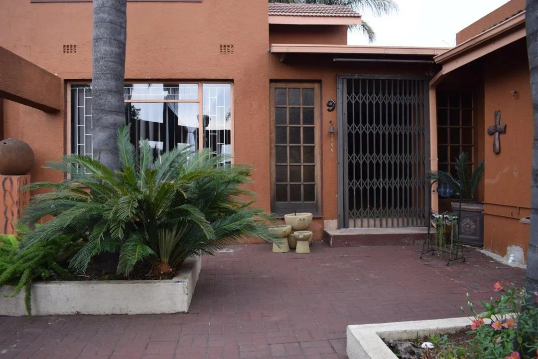 6 Bedroom House for sale in Die Heuwel Ext 4