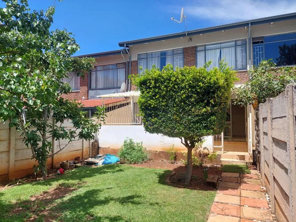 3 Bedroom Townhouse for sale in Clubview