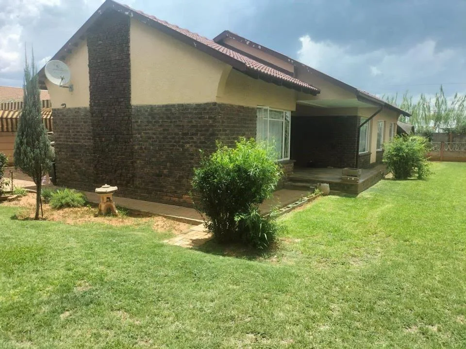 3 Bedroom House for sale in Stilfontein Ext 4