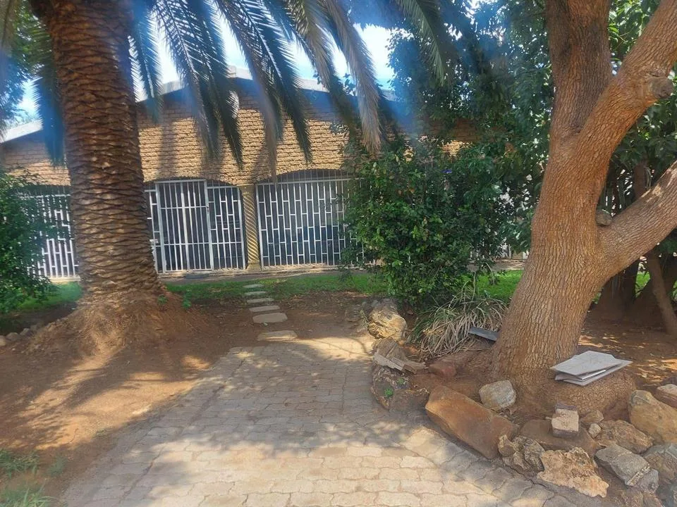 16 Bedroom House for sale in Oos Einde