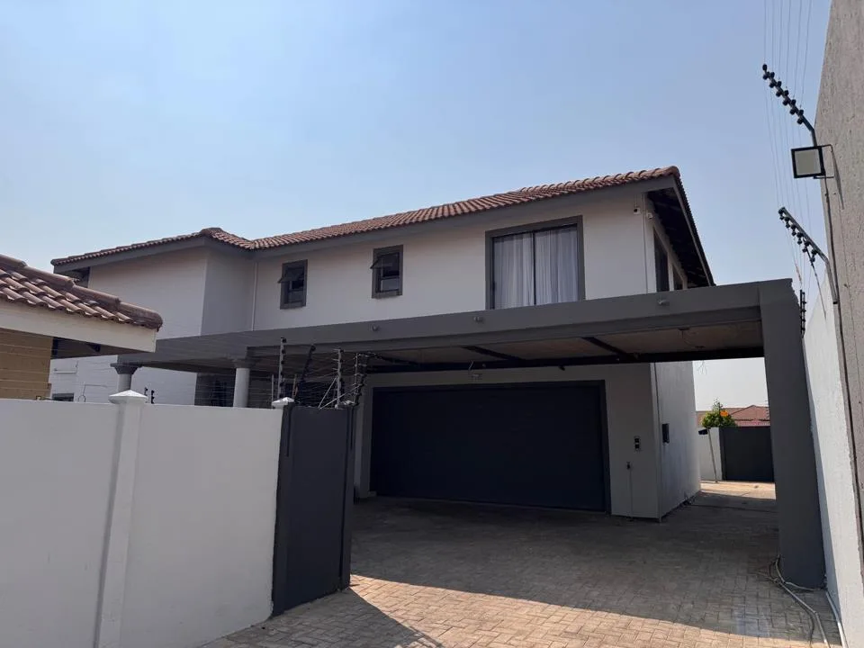 4 Bedroom House for sale in Noordrand