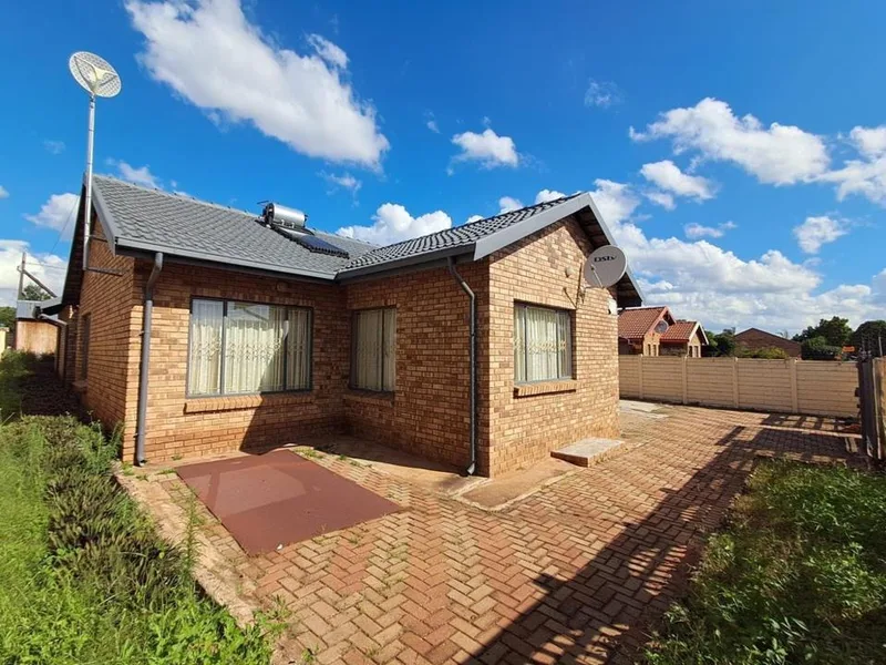 4 Bedroom House to rent in Flora Park