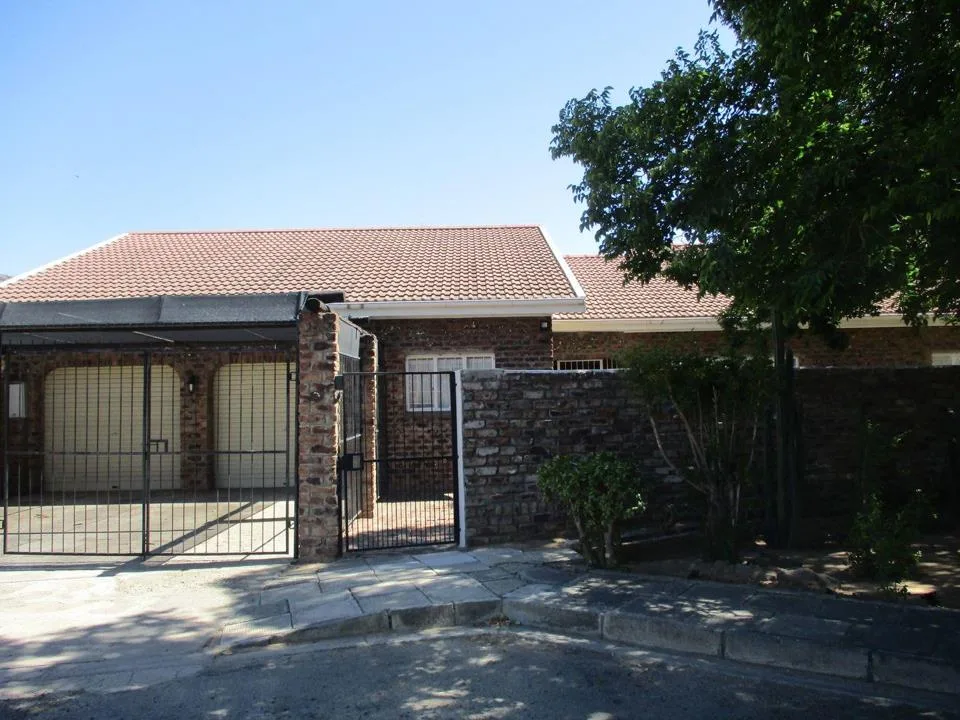 4 Bedroom House for sale in Graaff-Reinet