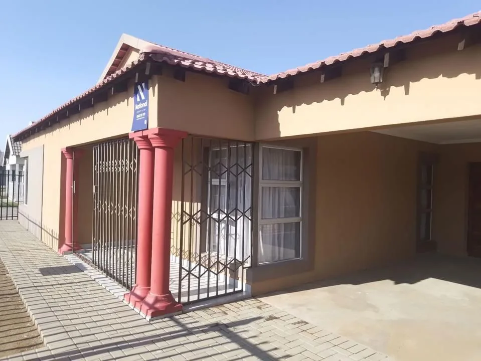 3 Bedroom House for sale in Bloemspruit