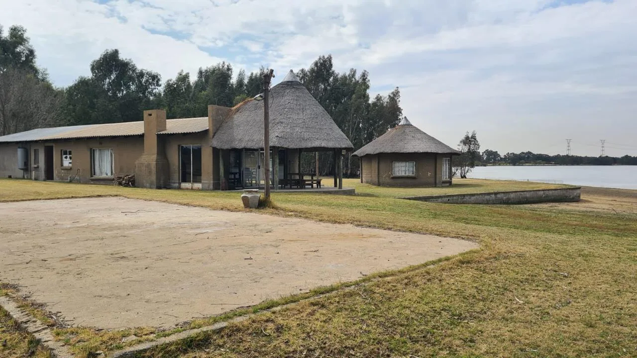 6 Bedroom House for sale in Oranjeville
