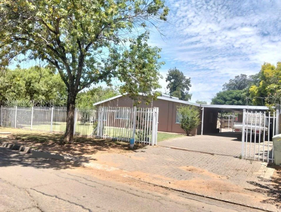 8 Bedroom House for sale in Brandwag