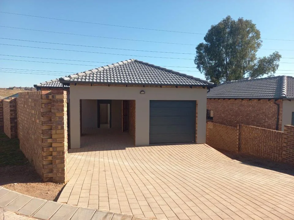 3 Bedroom Townhouse for sale in Die Heuwel