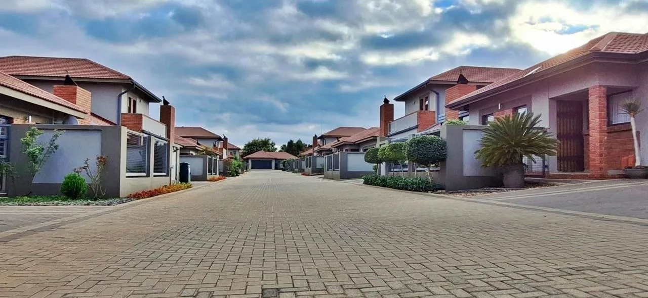 3 Bedroom Townhouse for sale in Langenhovenpark
