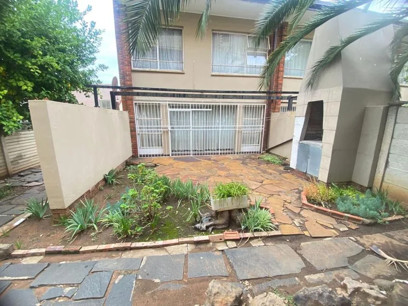 3 Bedroom Townhouse for sale in Navalsig