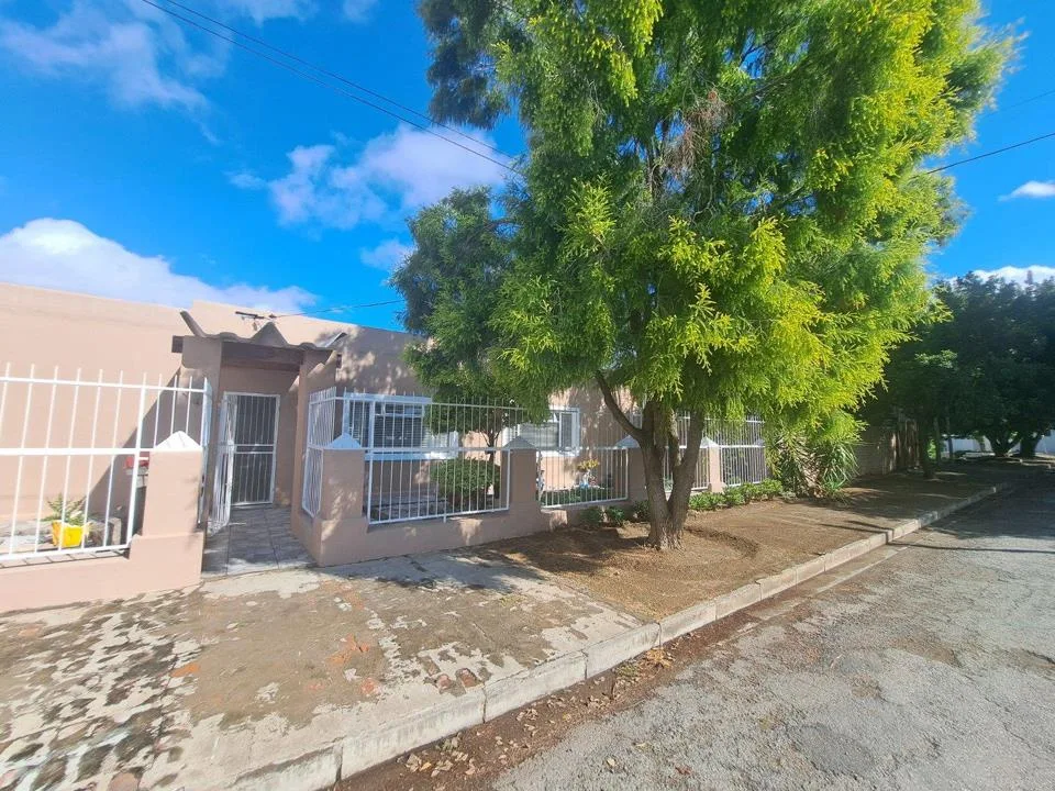 4 Bedroom House for sale in Graaff-Reinet